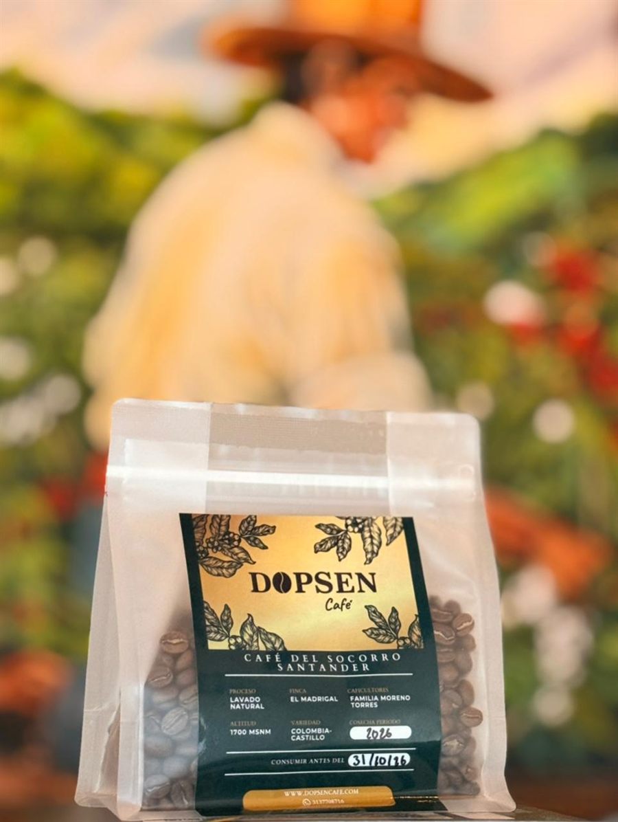Bolsa de café DOPSEN de 250 g en la finca, con el caficultor recolectando al fondo